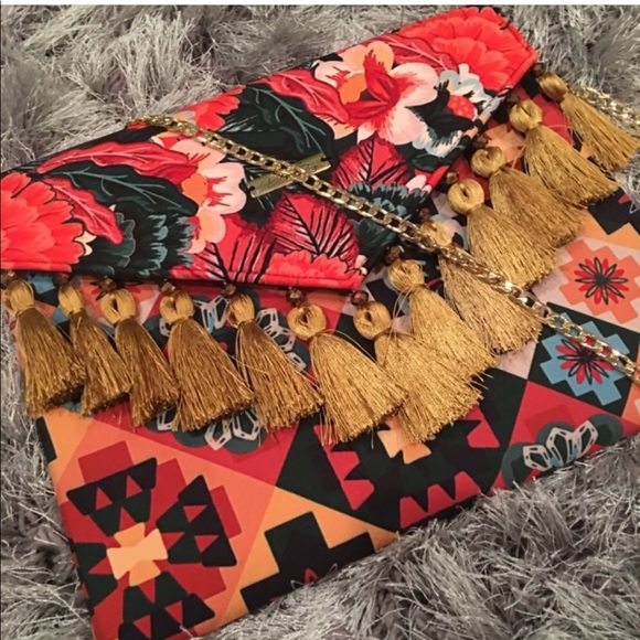 Edgy clutch